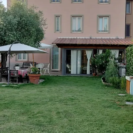 Beb La Rosa Nel Frühstückspension Lucca